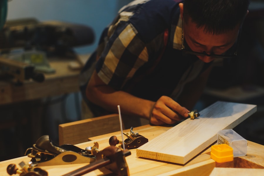 Ouvrier travaillant le bois dans un atelier de menuiserie industrielle