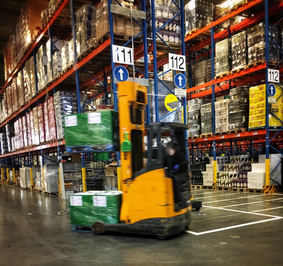 Chariot élévateur circulant dans un entrepôt logistique